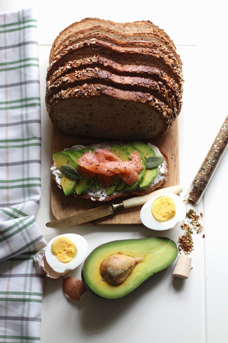 Bread topped with avocado, smoked salmon and hard-boiled egg