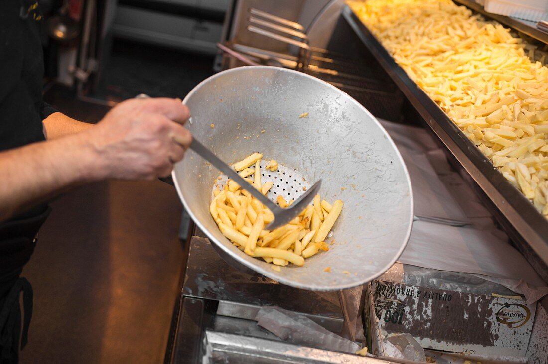 Pommes frites in einer Frittenbude (Brüssel, Belgien)