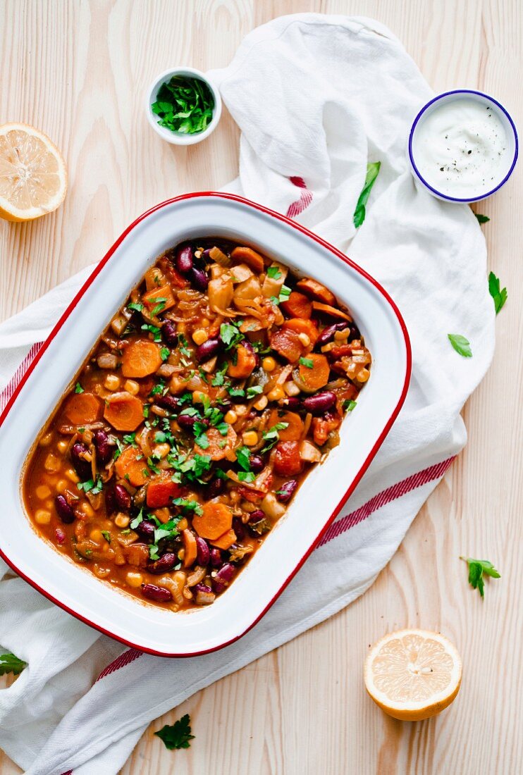 Chili sin carne with kidney beans and carrots