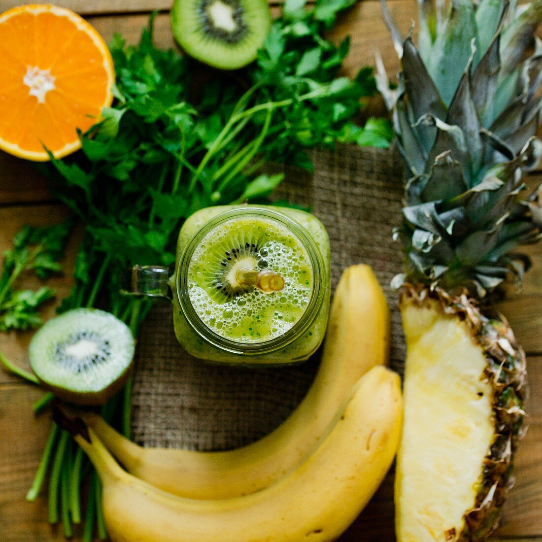 Grüner Obst-Smoothie mit Kiwi und Petersilie