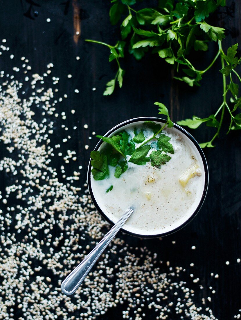 Suppe mit Buchweizen und Petersilie