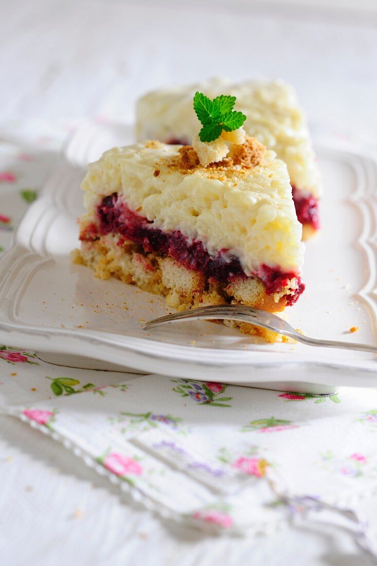 Zwei Stücke Reistorte mit Beeren