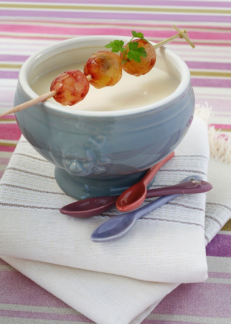 weiße Bohnen-Sekt-Suppe mit Traubenspiess