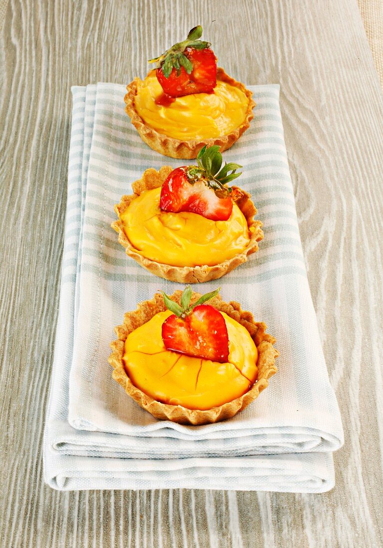 Ginger cream tartlets with strawberries