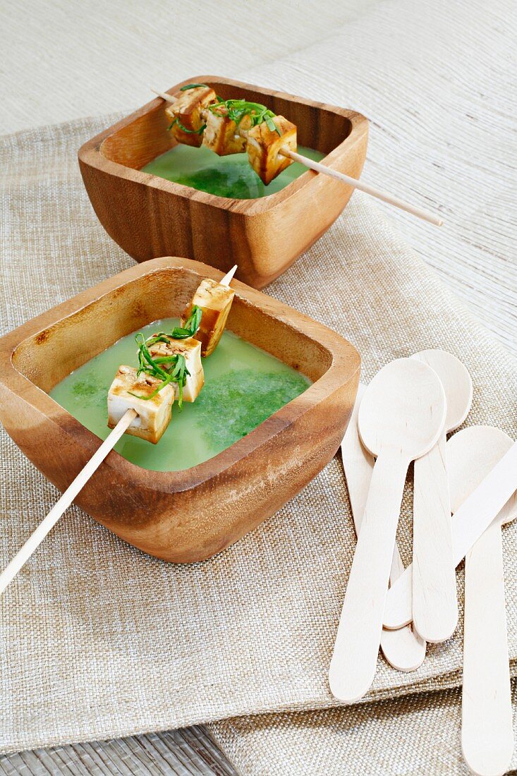 Spinat-Sojadrink-Suppe mit Tofu-Spießen