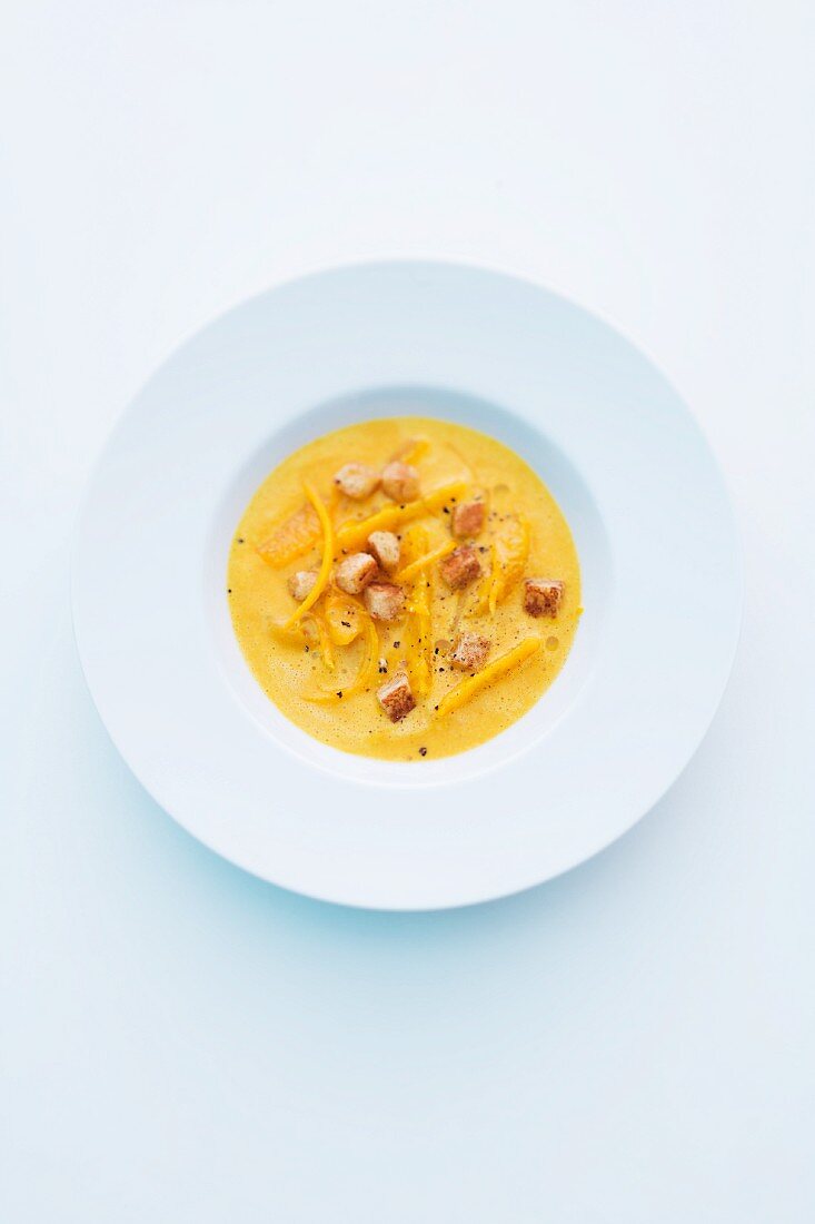 Kürbissuppe mit Orange und Croûtons