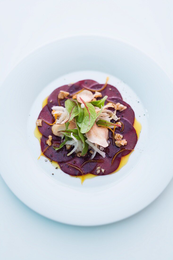 Rote-Bete-Carpaccio mit Topinambur und Walnuss