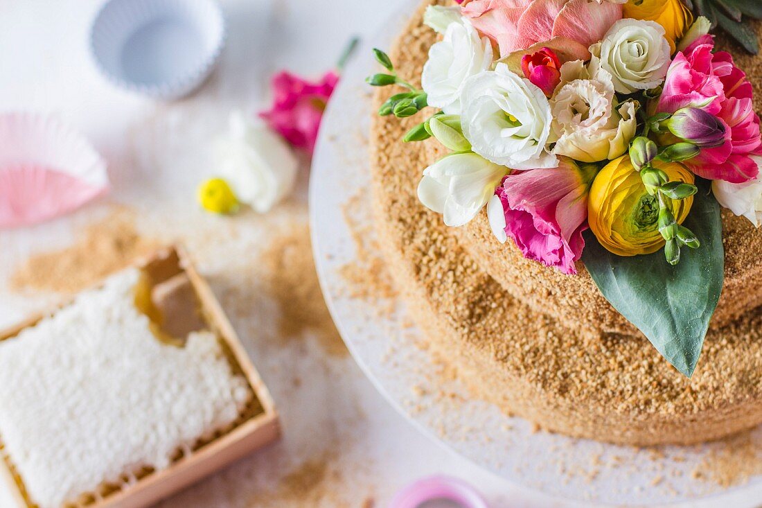 Russischer Honigkuchen mit bunter Blumendekoration