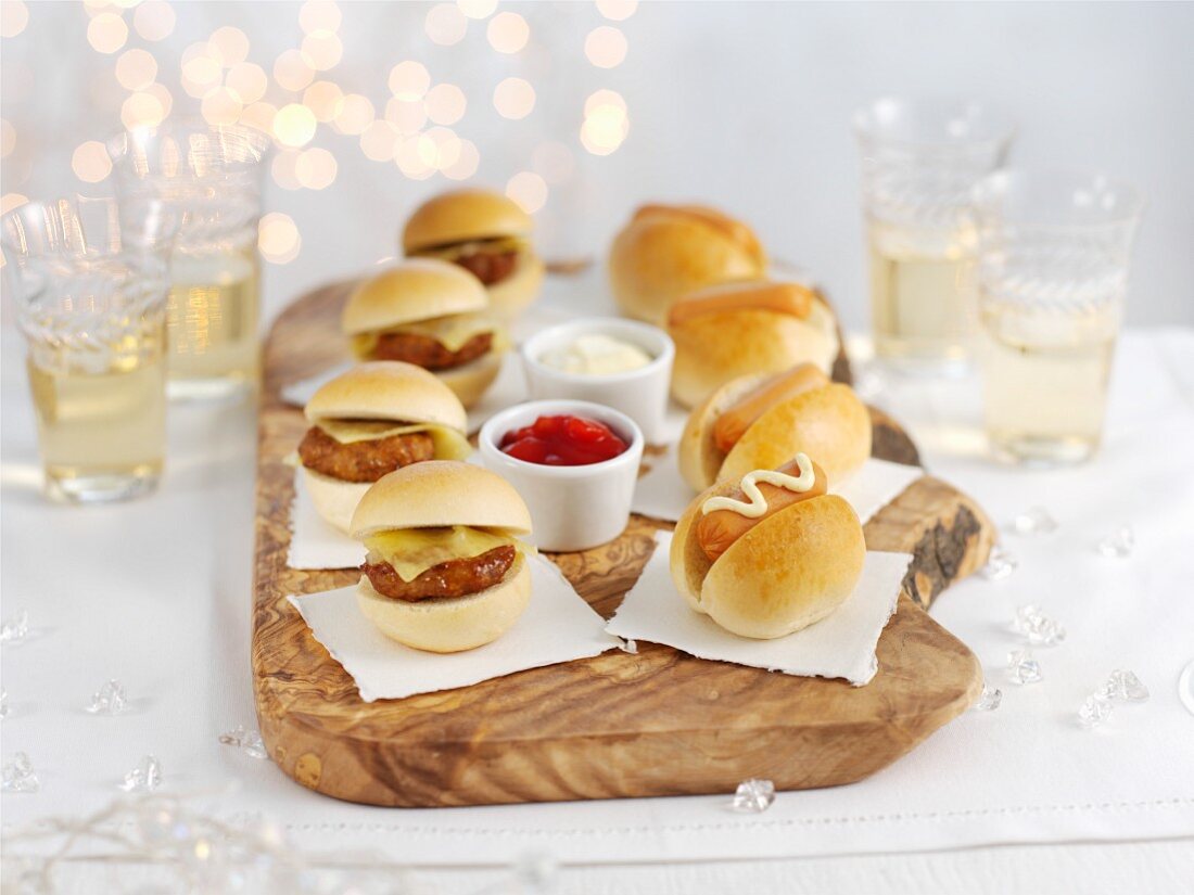 Mini-Sliders mit Ketchup und Mayonnaise zu Weihnachten