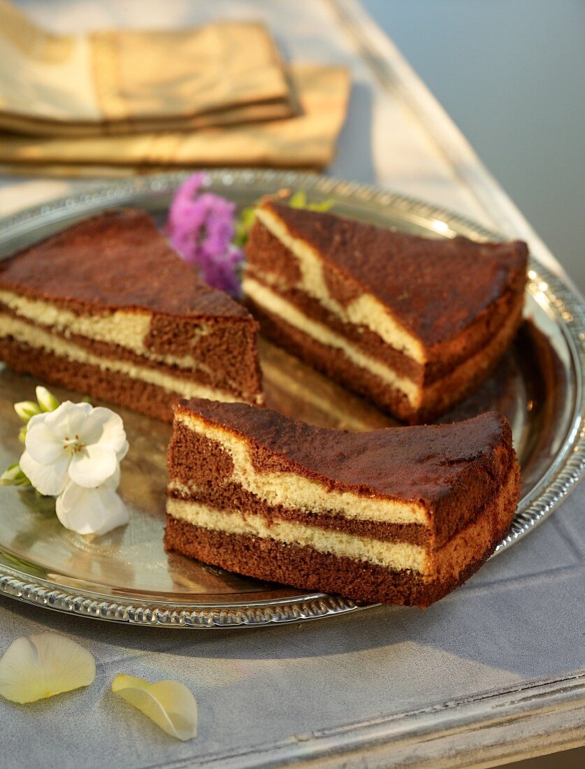 Zebrakuchen auf Silbertablett