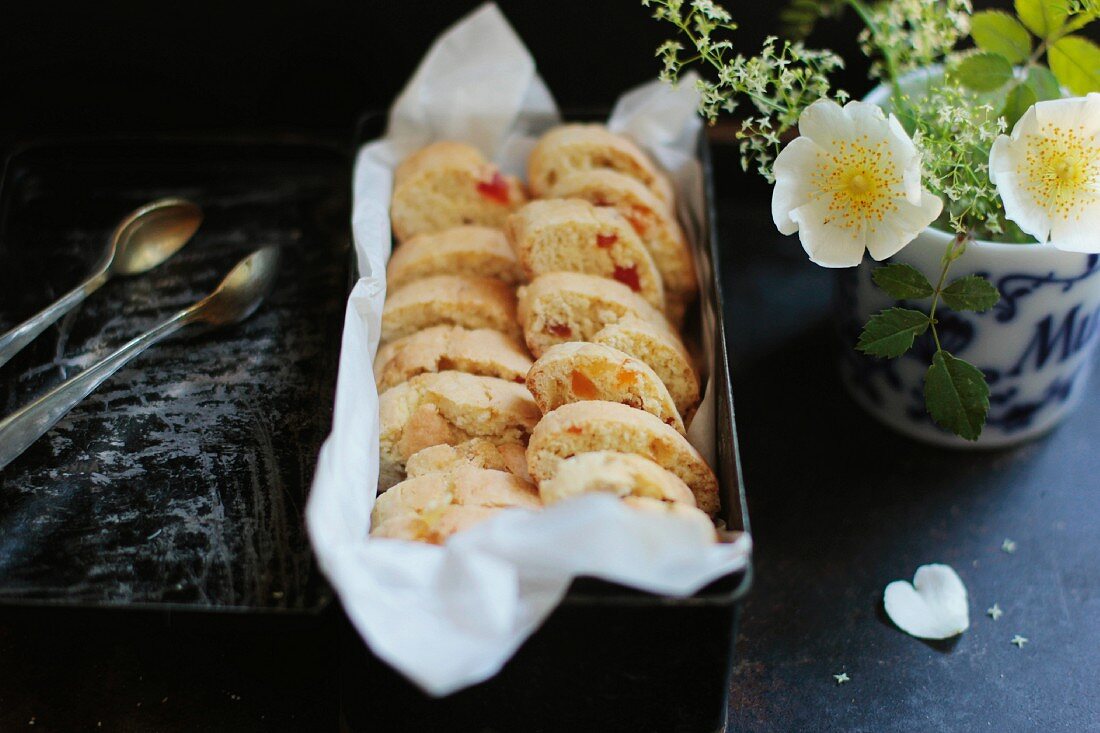 Cantucci mit Trockenfrüchten und Mandeln