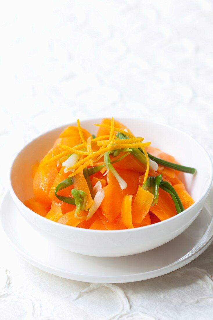 Salat aus gekochten Möhren mit Orange und Frühlingszwiebeln