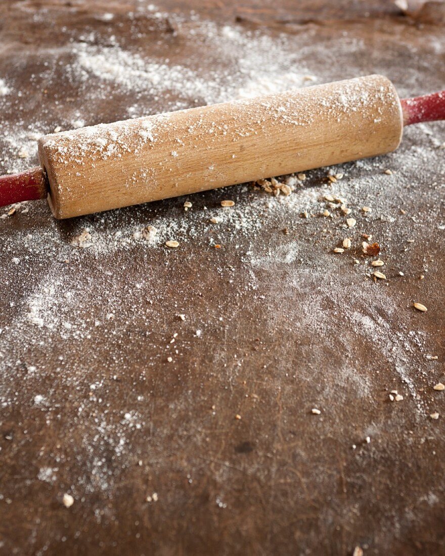 Mit Mehl bestäubter Teigroller aus Holz