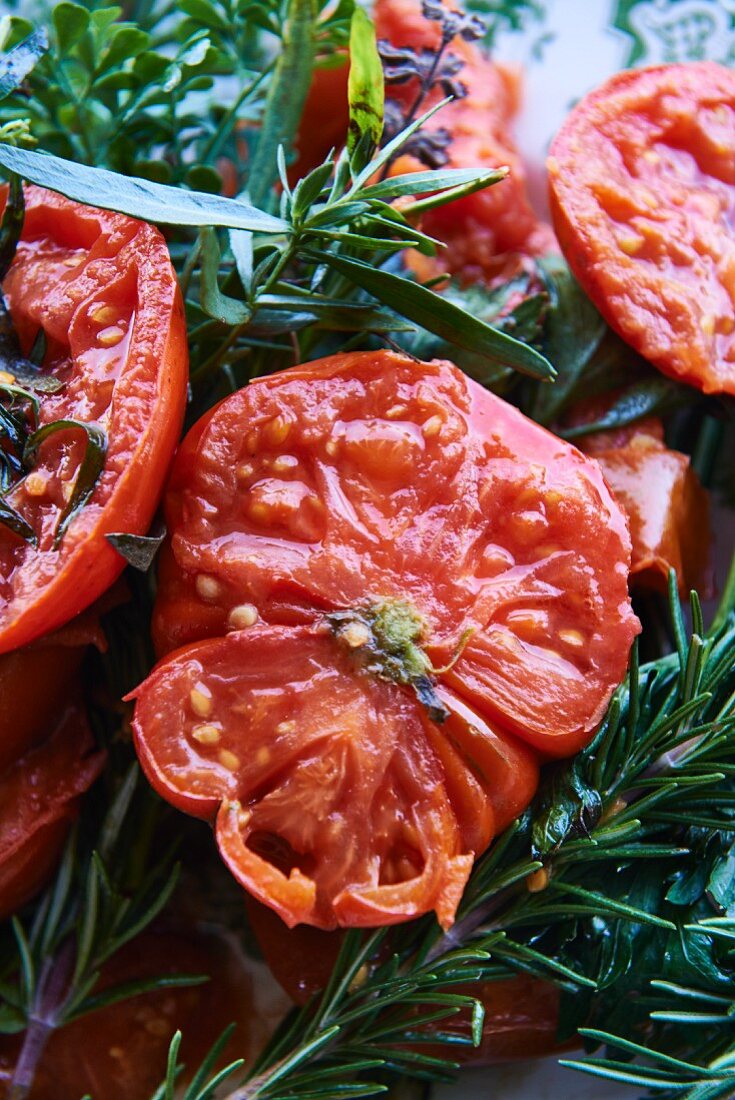 Tomaten mit frischen Kräutern aus dem Ofen