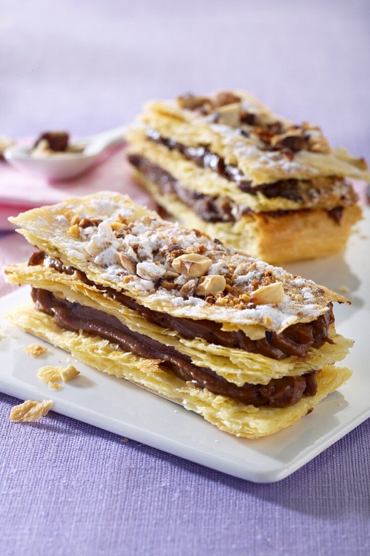 Millefeuilles mit Schokoladencreme und Nüssen