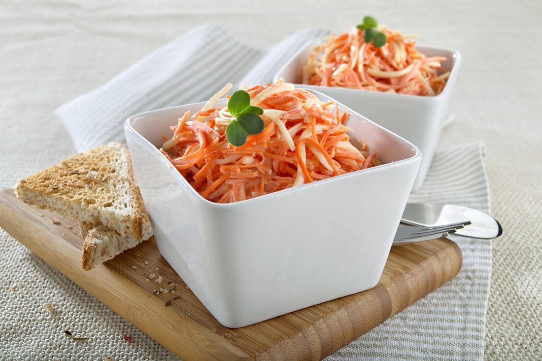 Rohkostsalat aus Möhren und Sellerie mit Toastecken