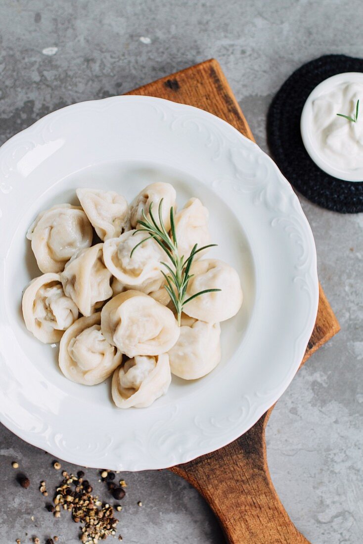 Tortellini auf Teller (Aufsicht)