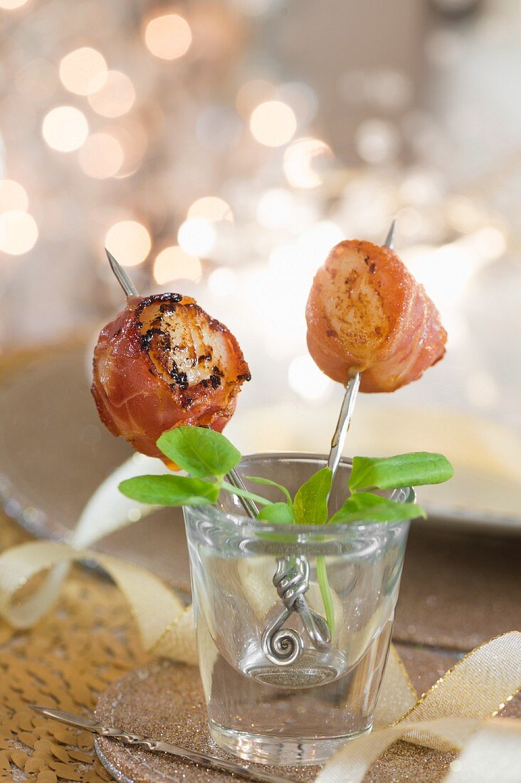 Jakobsmuschel-Serranoschinken-Spiesschen zu Weihnachten