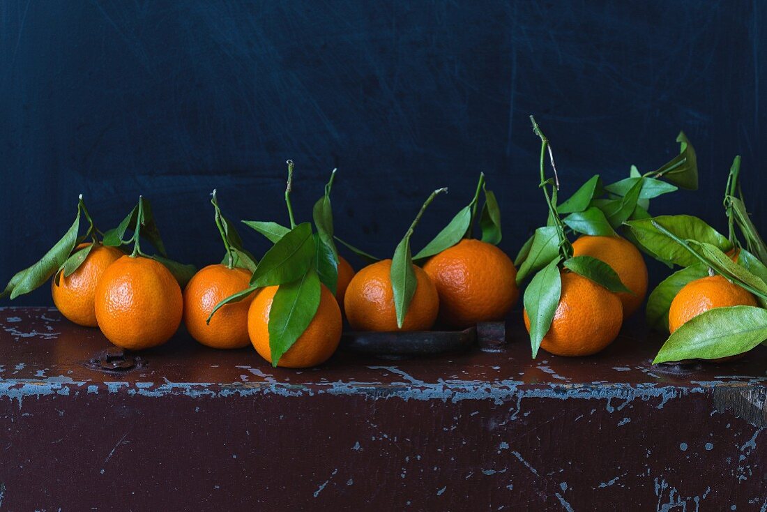 Orangen mit Stiel und Blättern