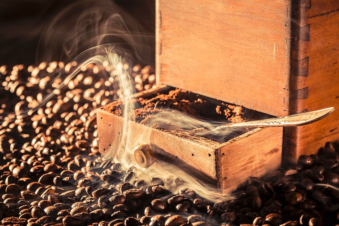 Frisch gemahlener Kaffee und alte Kaffeemühle