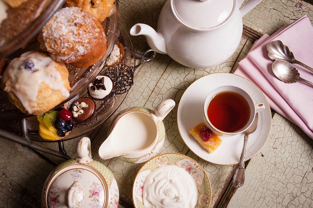 High Tea: Nachmittagstee mit Gebäck und Pralinen (Aufsicht)