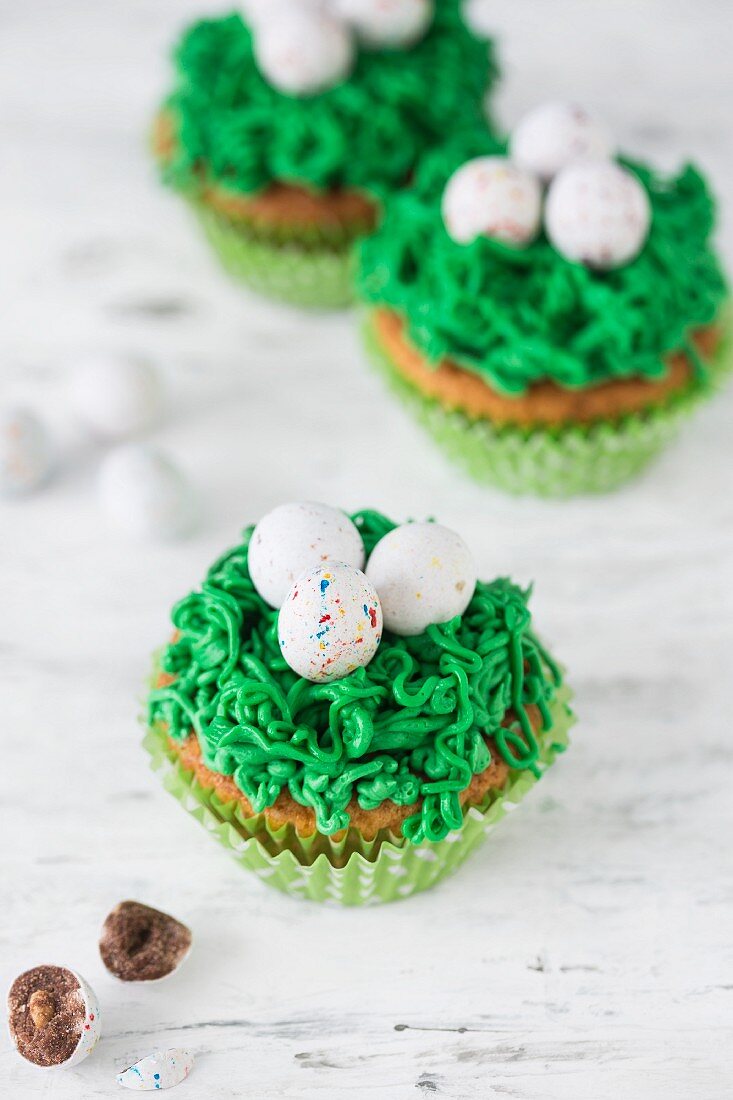 Oster-Cupcakes mit grünem Frosting und Zuckereiern