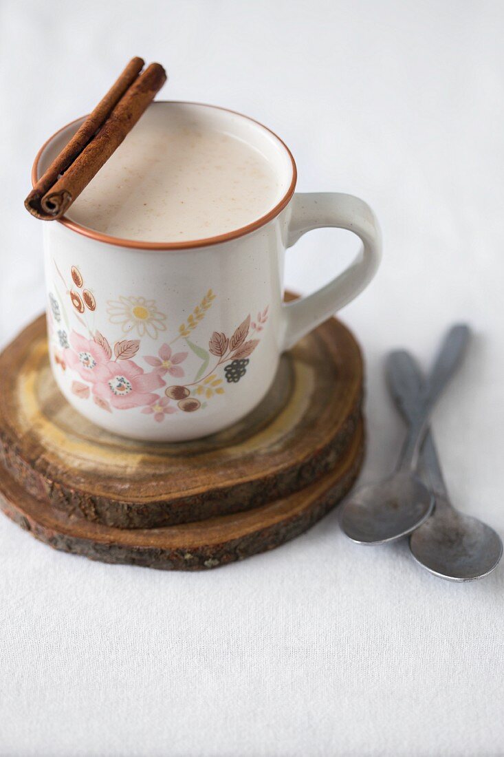 Heiße Milch mit Zimt