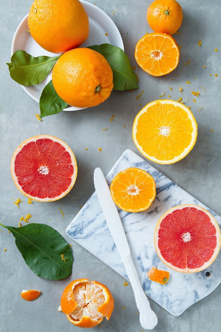 Citrus fruits, whole and halved (seen from above)