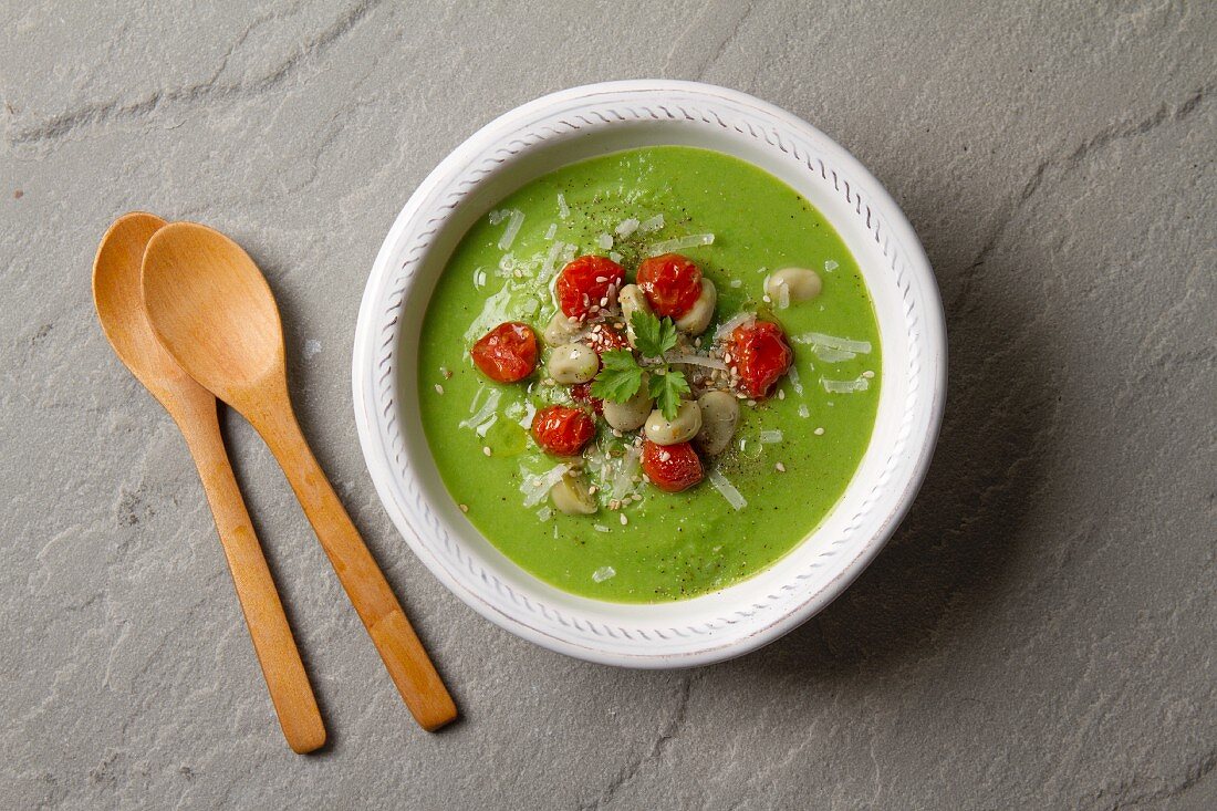Creamy soup with broad beans and tomatoes