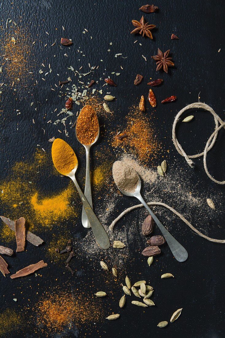 An arrangement of spices (seen from above)