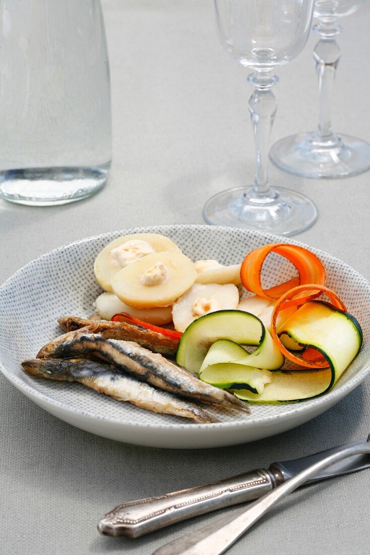 Fried anchovies with vegetables