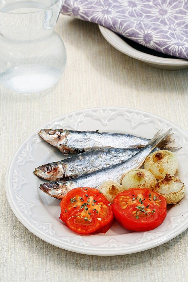 Sardinen mit Tomaten und Zwiebeln