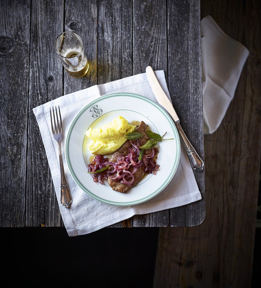 Veal liver with onions and mashed potatoes (seen from above)