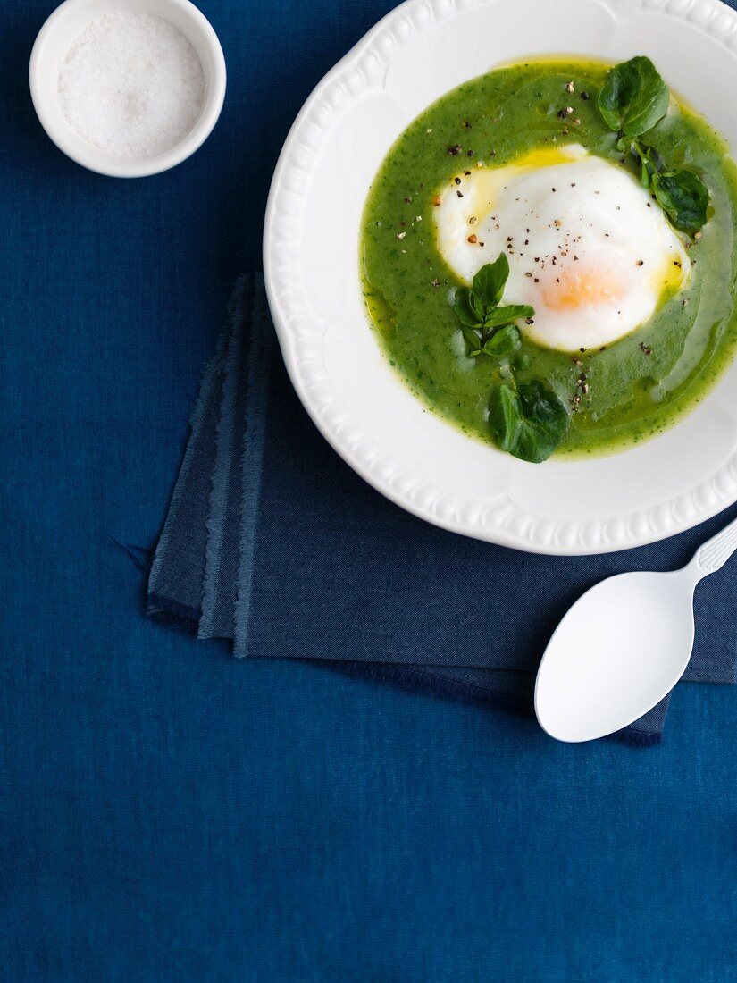 Brunnenkresse-Suppe mit pochiertem Ei