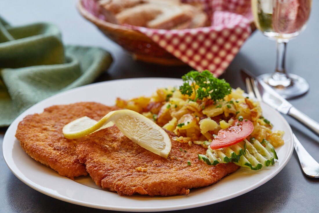 Viennese escalope with fried potatoes