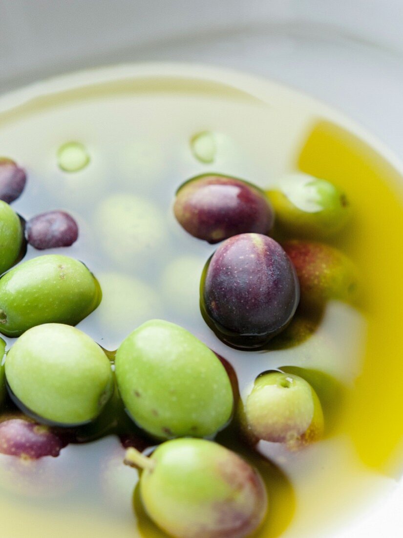 Oliven und Olivenöl in einer Schüssel
