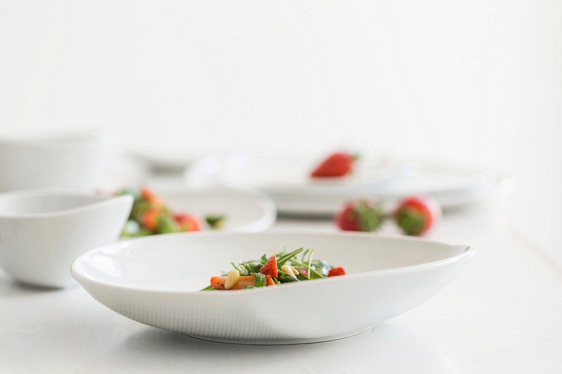 Spargel-Erdbeer-Salat mit Rucola