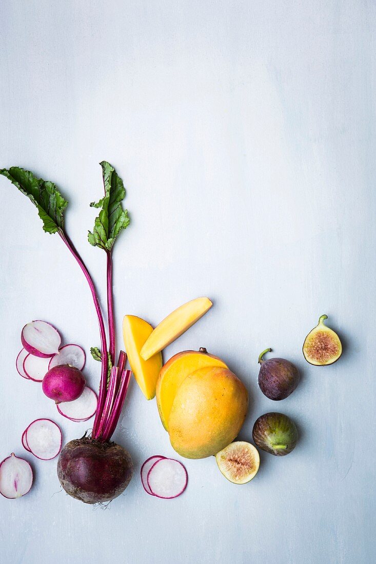 Frische Radieschen, Rote Bete, Mango und Feigen (Draufsicht)