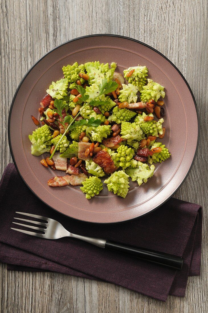 Romanesco mit Speck, Pinienkernen und Koriander-Vinaigrette