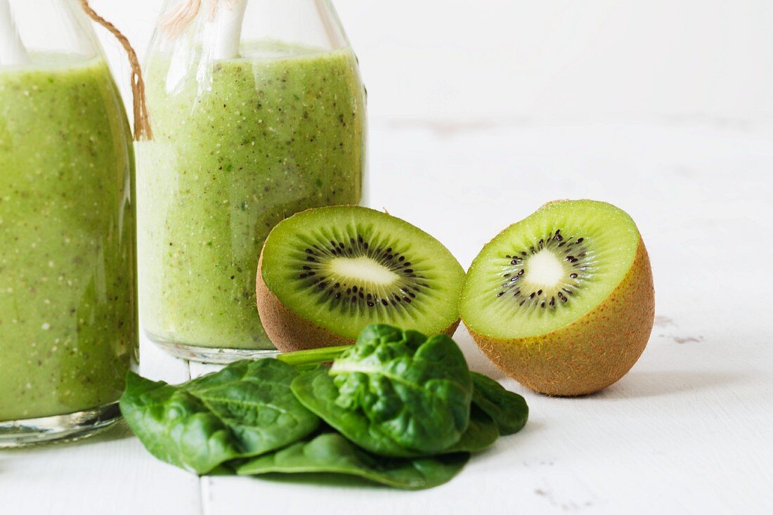 Grüner Smoothie mit Spinat und Kiwi (Nahaufnahme)