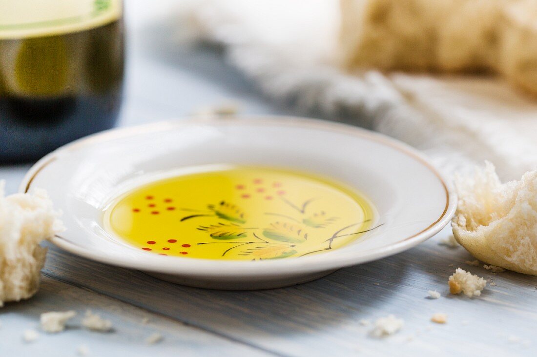 Olivenöl zum Dippen auf Teller