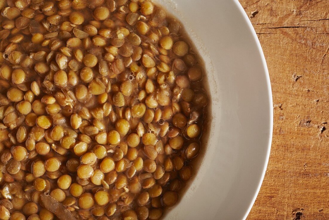 Linsensuppe in einer Schüssel (Draufsicht)