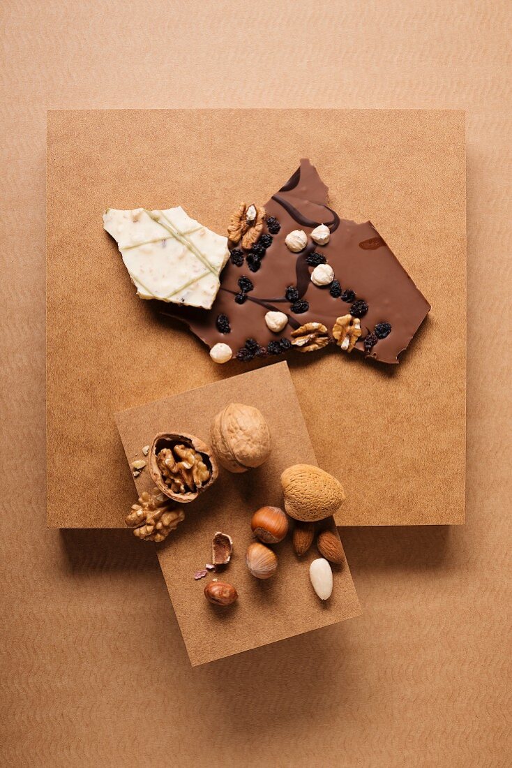 Schokolade und Nussmischung aus Mandeln, Walnüssen und Haselnüssen auf Pappschachteln