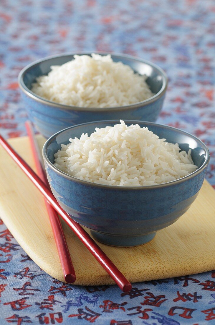 Gekochter Reis in asiatischen Schälchen