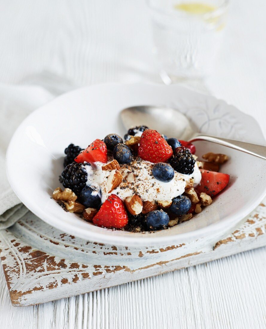 Naturjoghurt mit Beeren und Nüssen