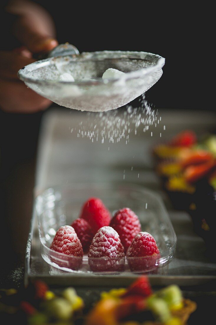 Himbeeren mit Puderzucker bestauben