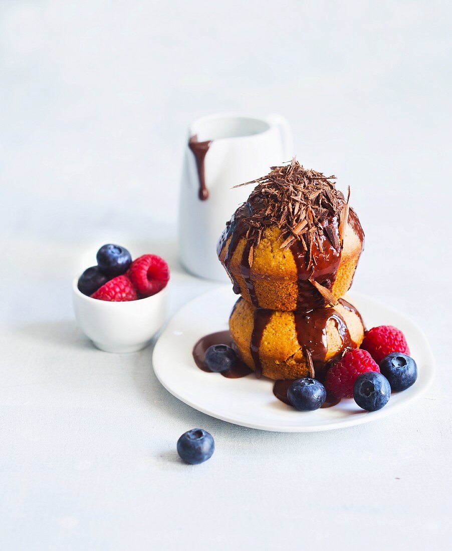 Cupcakes with hot chocolate sauce and fresh berries