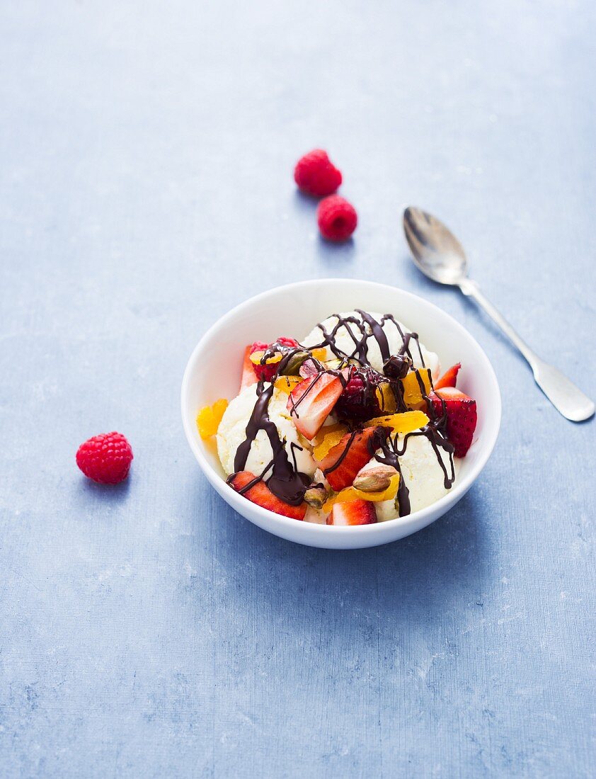 Vanilla ice cream with berries and chocolate sauce