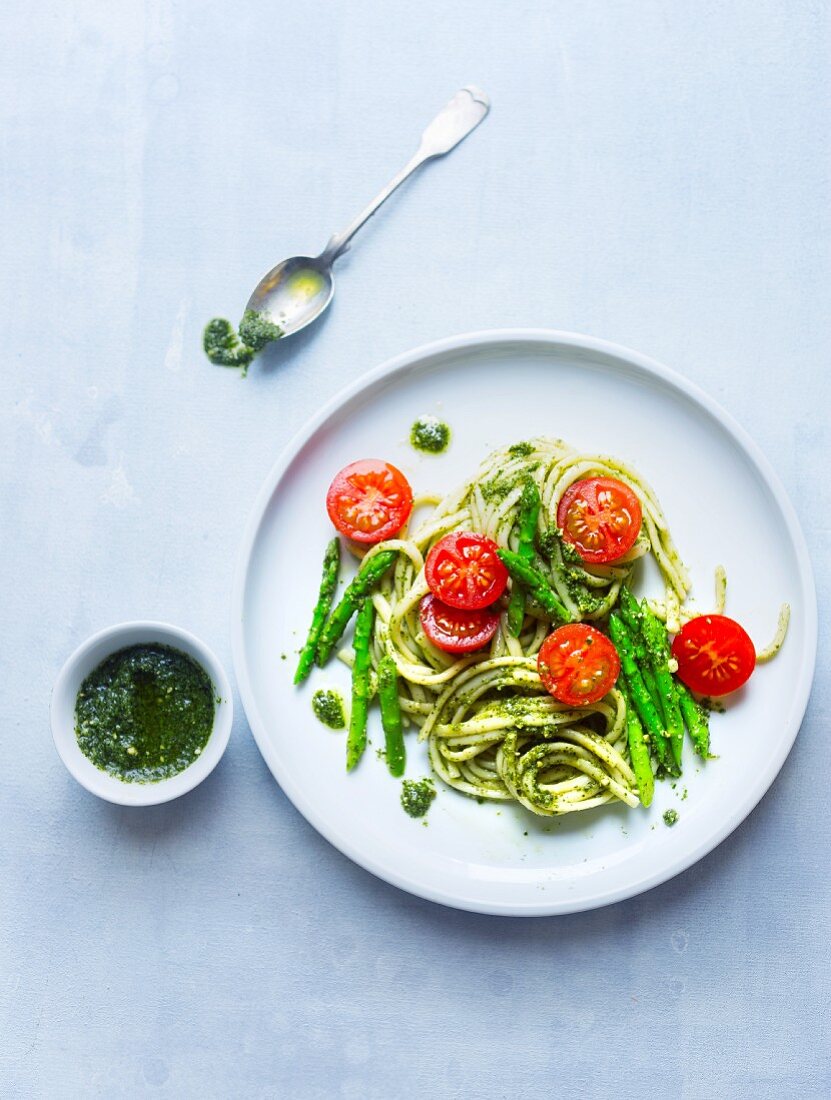 Tagliatelle with green asparagus, pesto and tomatoes