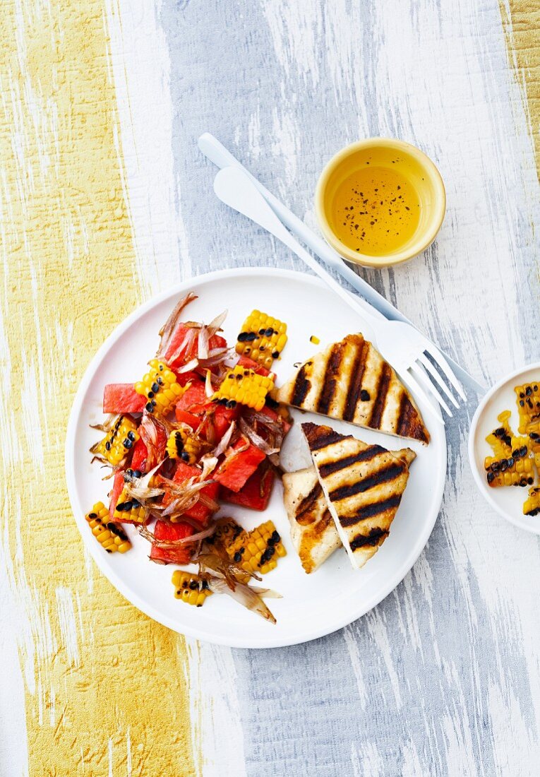 Grillbrot mit Wassermelonen-Mais-Salat